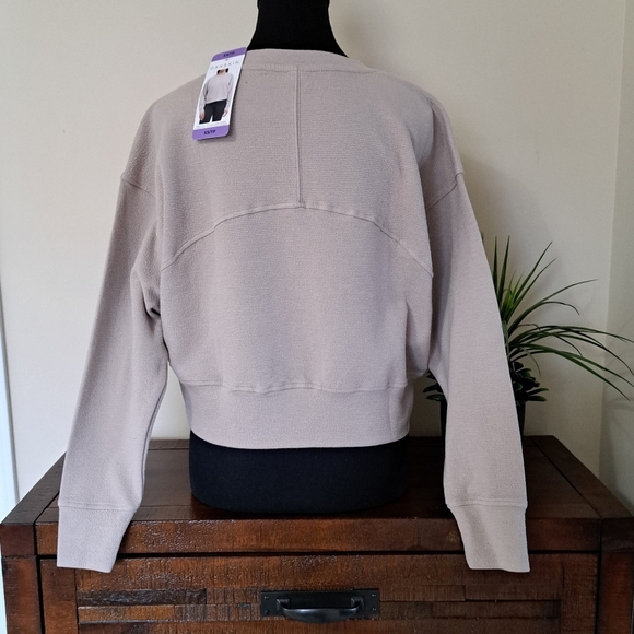 New! Danskin Cropped Crew Sweatshirt Beige Long Sleeved Women's XS Jacquard Top - Picture 3 of 16